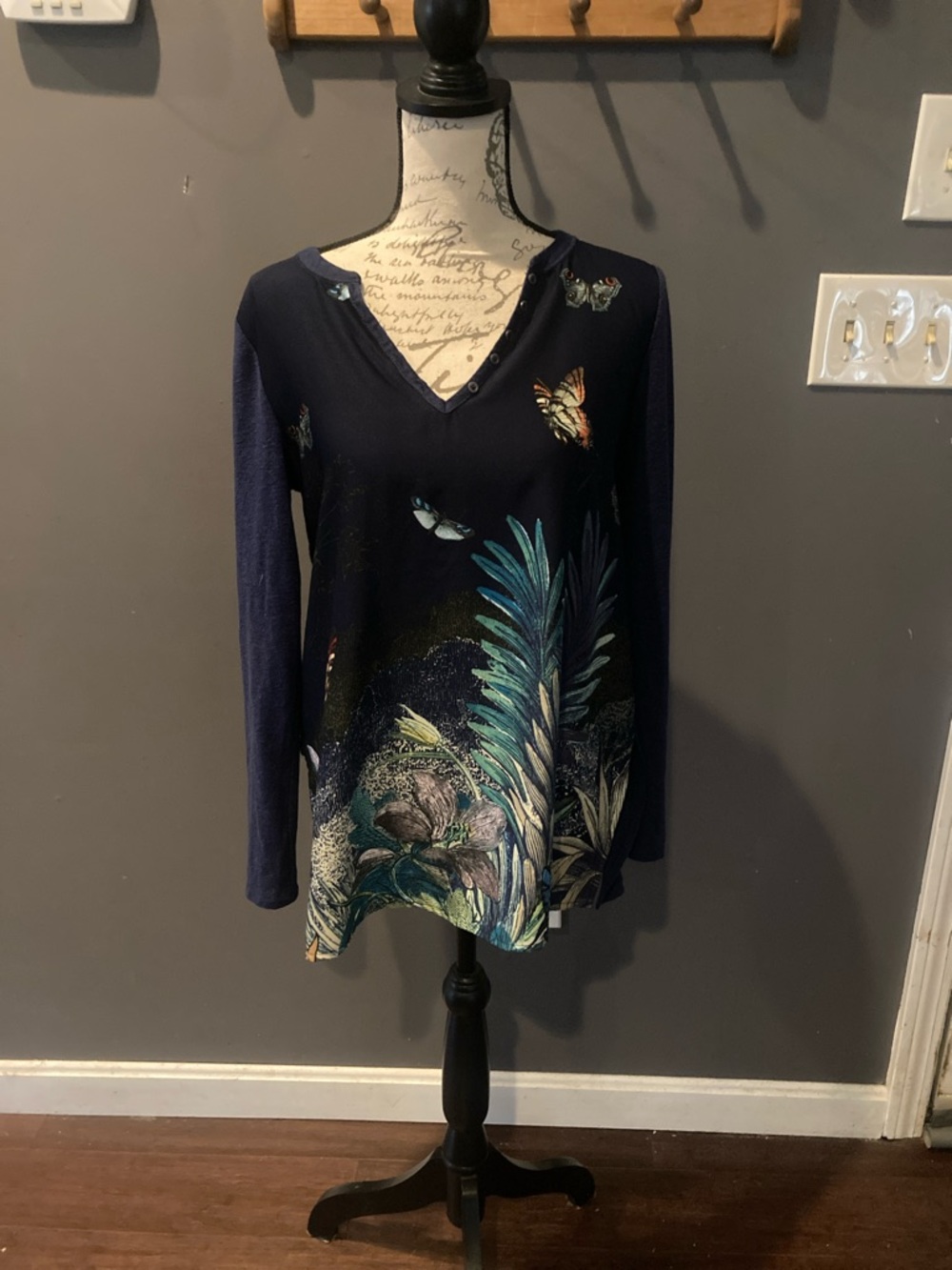 Anthropologie size XS beautiful mixed media long sleeved top excellent condition